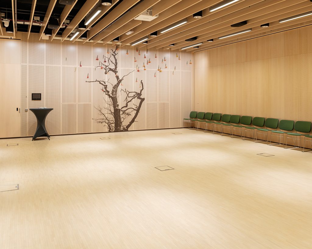 Konferensrum med akustikpaneler i trä och tryckt motiv