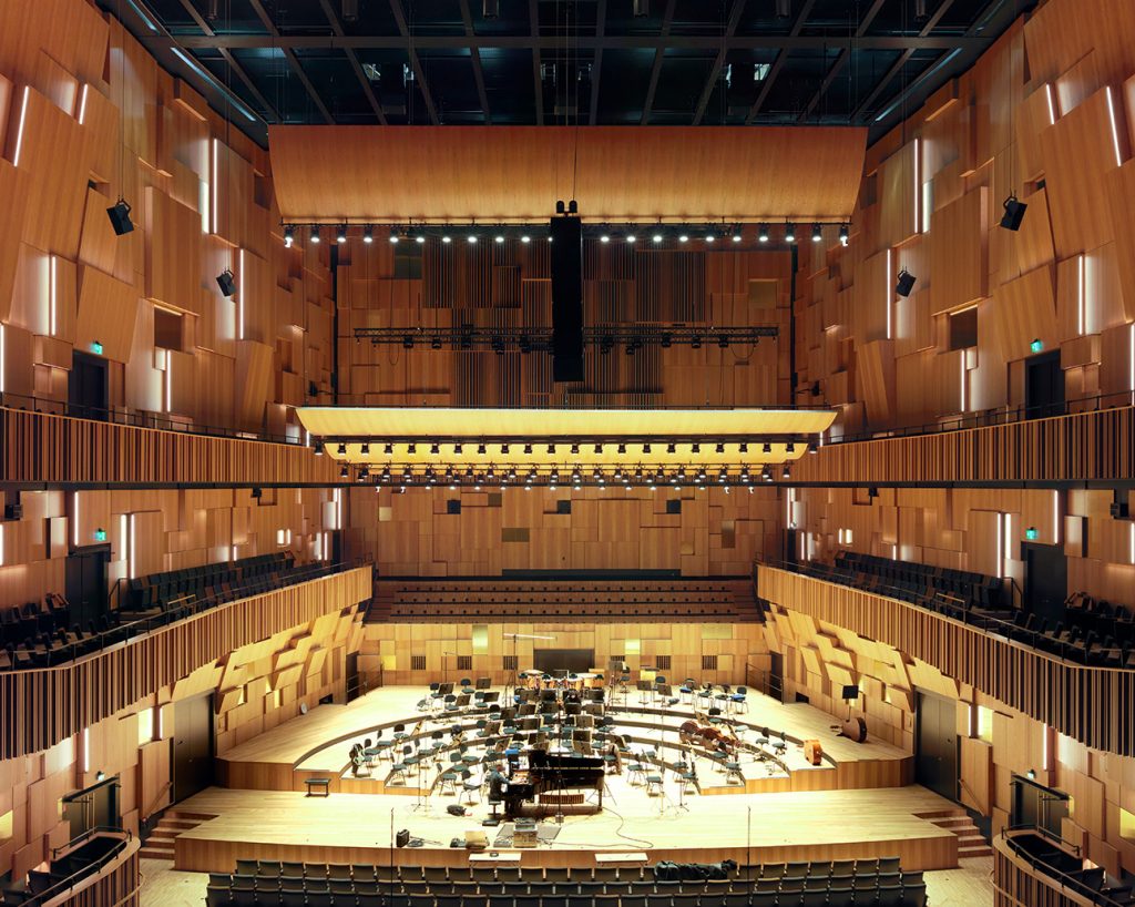 Vy över Malmö Lives konserthall med vägg- och takpaneler i ekfanér