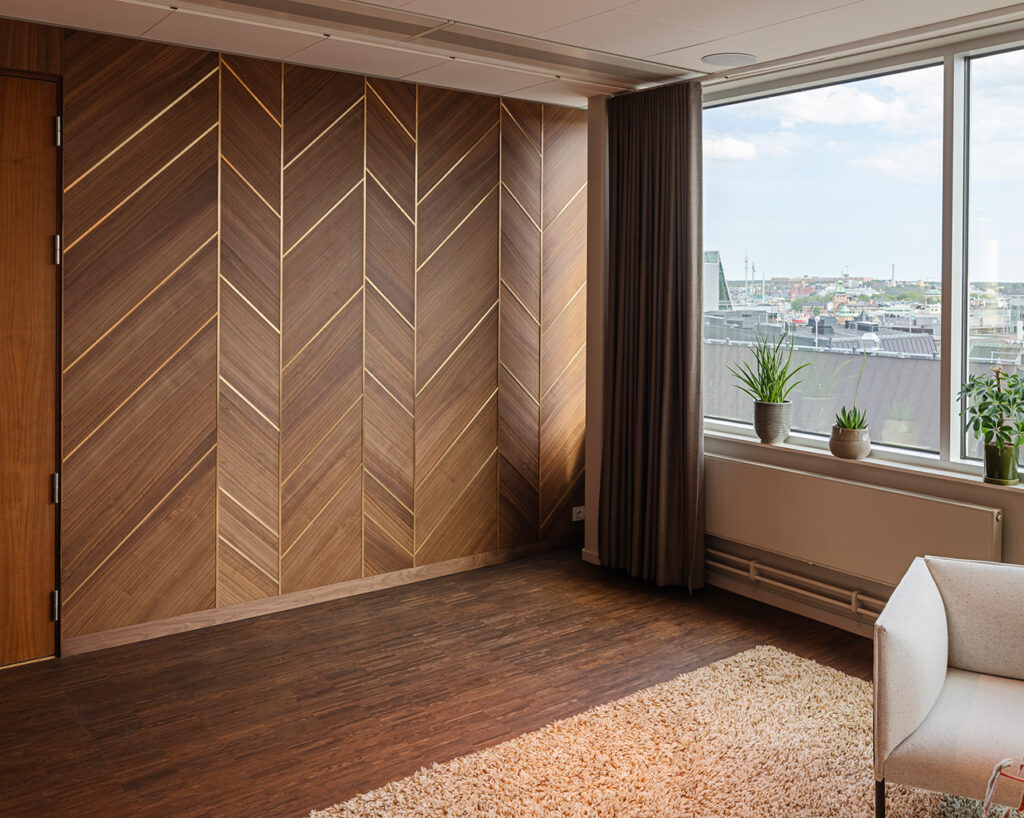 Office with a view and walnut panels