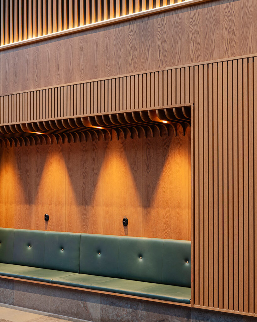 Niche with ribs in oak around