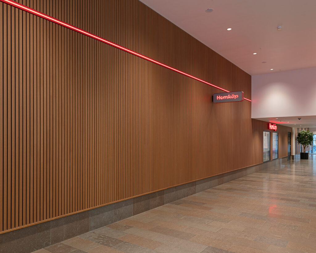 Rib wall in oak in mall