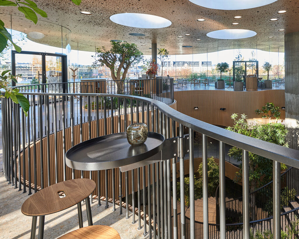 Ceiling, railings and ribs in Operaparken café