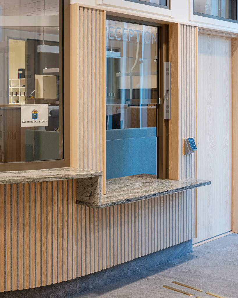 District court reception with Lamellow+ in ash veneer