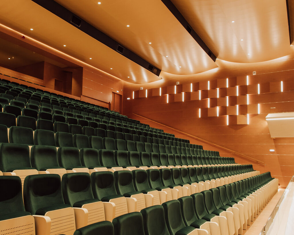 Flowing panel ceiling in music academy
