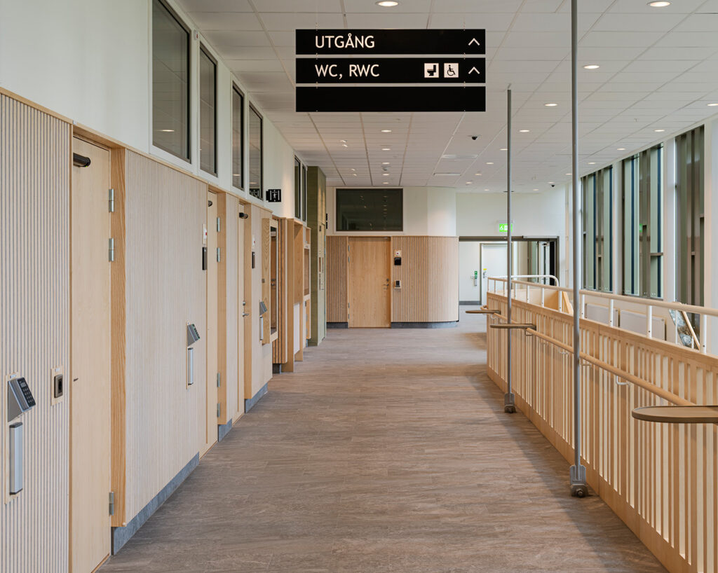 Lamellow in corridor