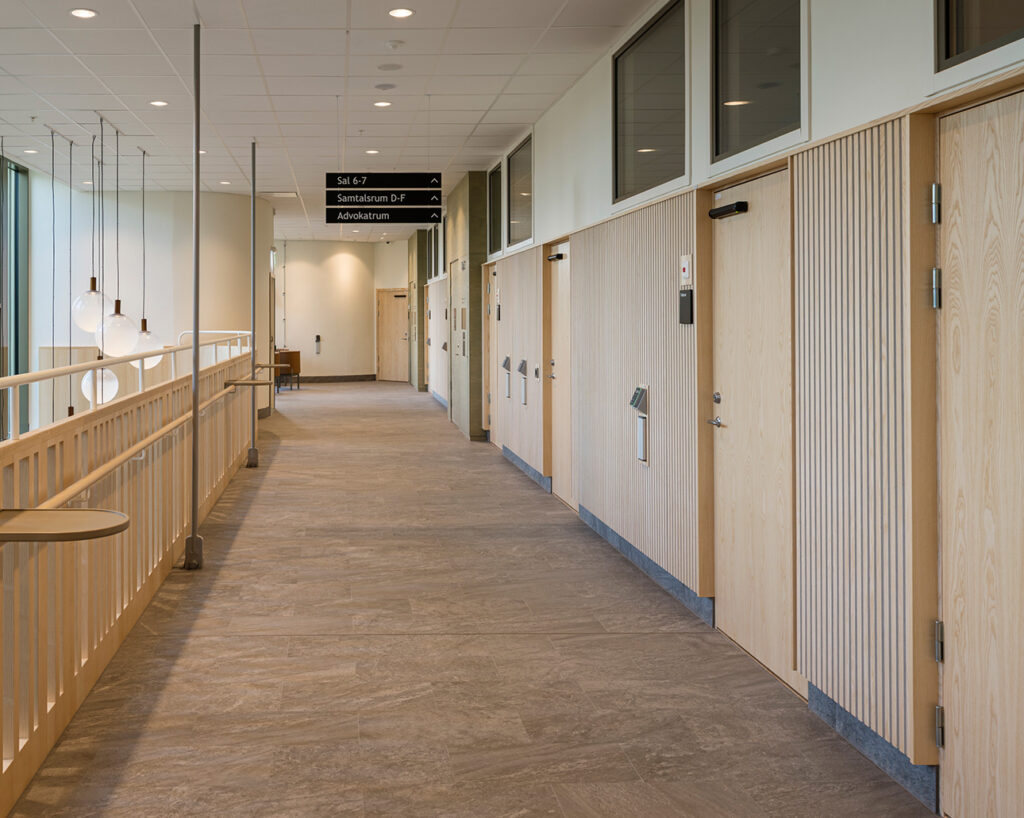 Lamellow in district court corridor