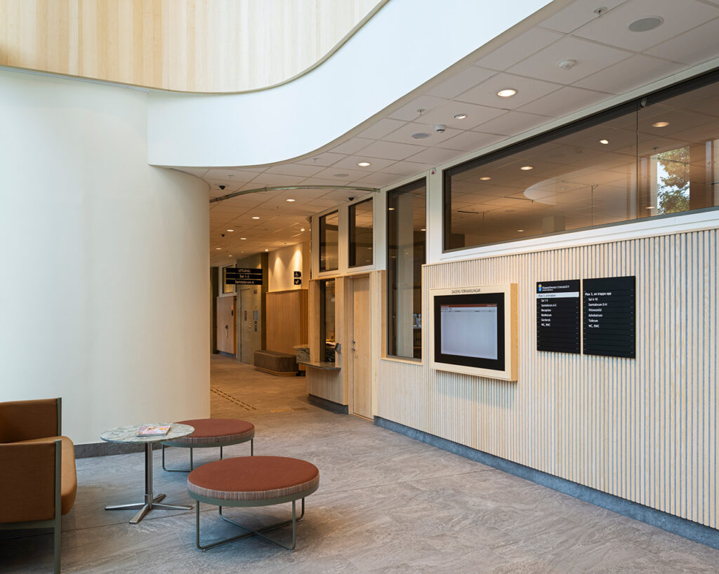 Lamellow in district court waiting area