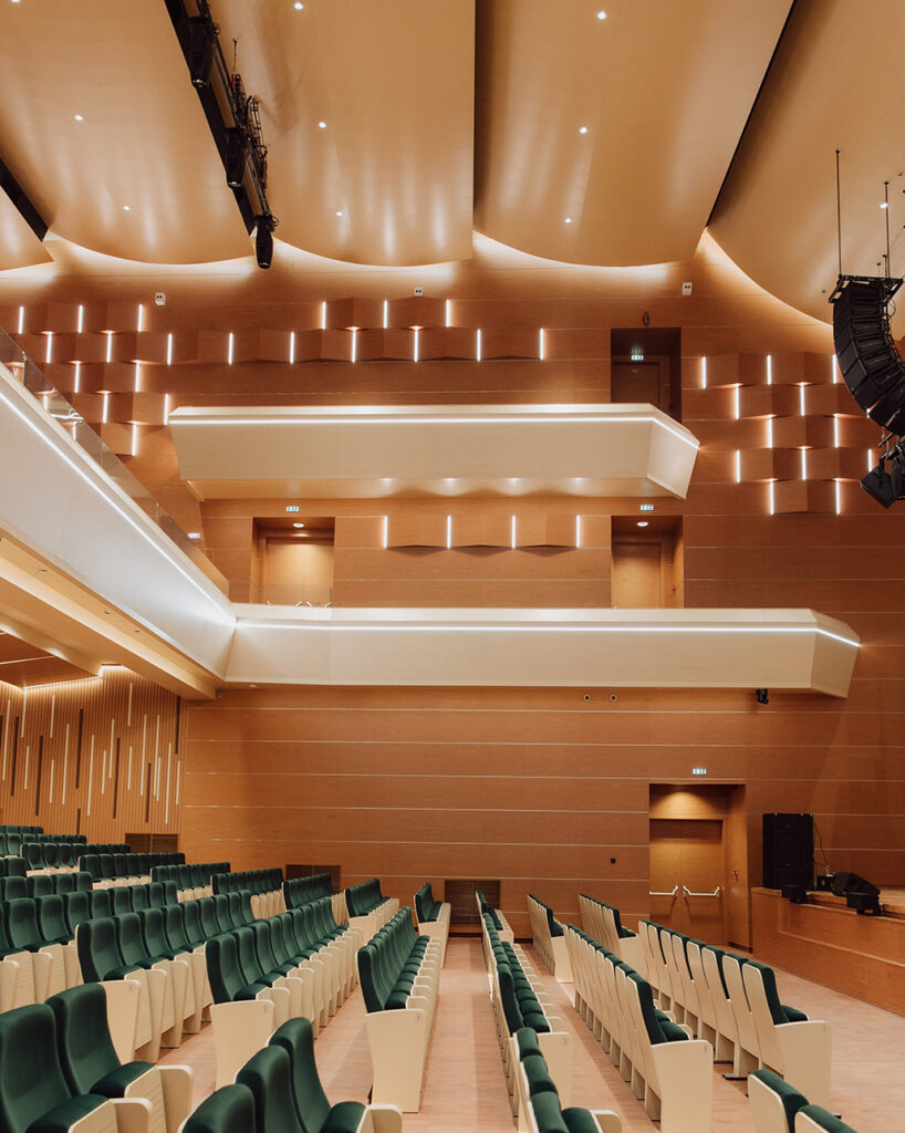 Side wall panels and curved ceiling panels