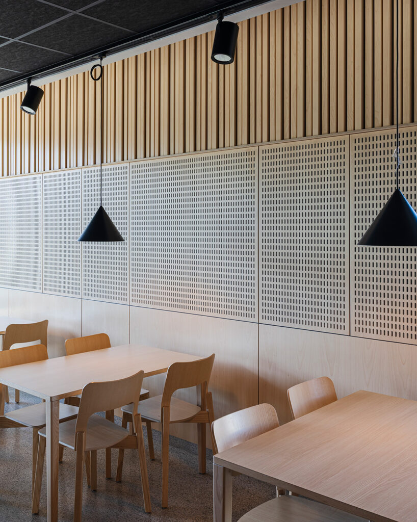 Dining area with panels and ribs in birch