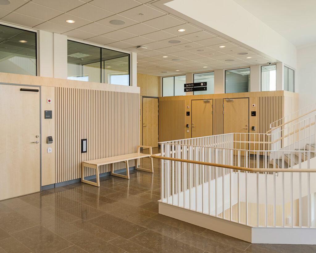 Ash ribs and panels in district court corridor