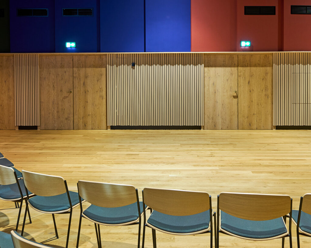 Oak ribs and panels in knotty oak veneer