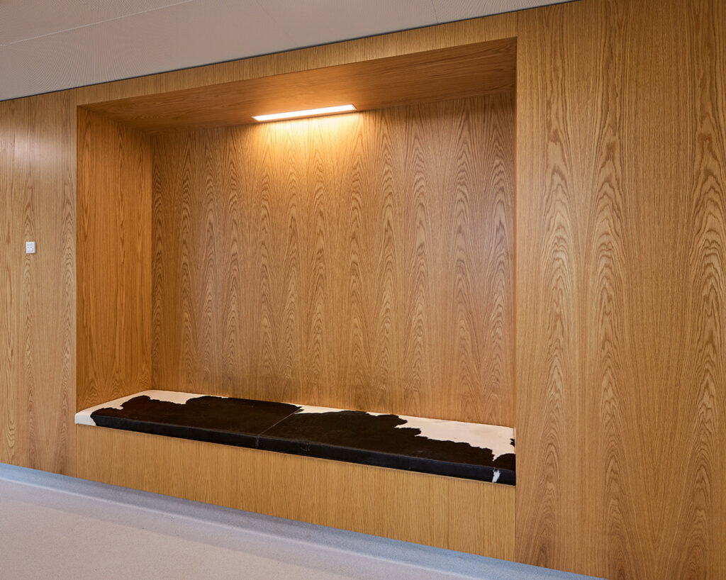 Seating niche in oak