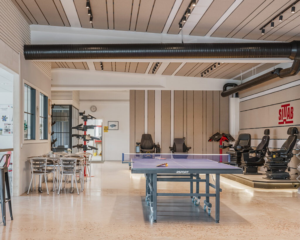 Showroom with Feltfon baffles and ribs